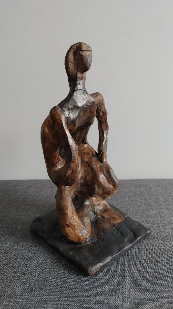 Sacha, Femme accroupie